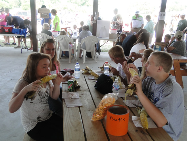 /pictures/CornRoast2014/Image029.jpg