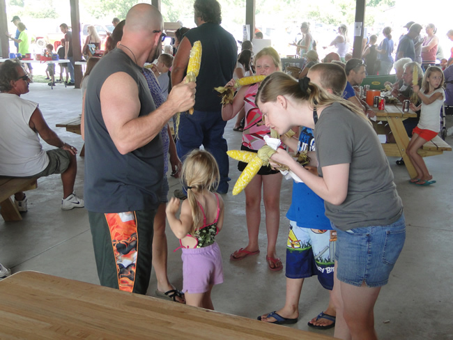 /pictures/CornRoast2014/Image030.jpg