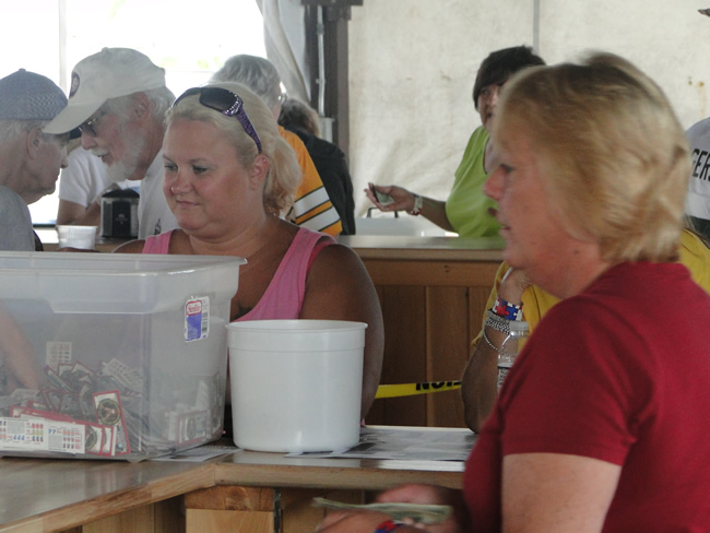 /pictures/CornRoast2014/Image053.jpg