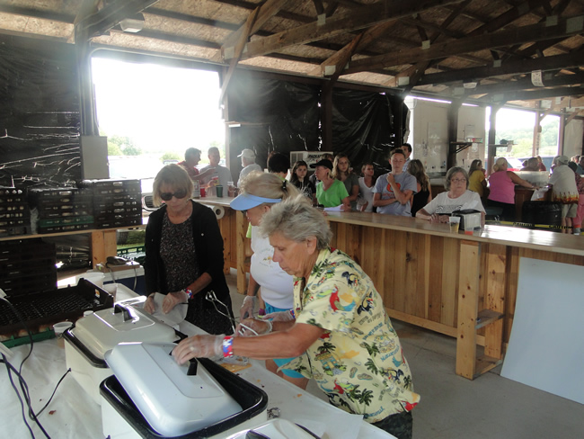 /pictures/CornRoast2014/Image058.jpg