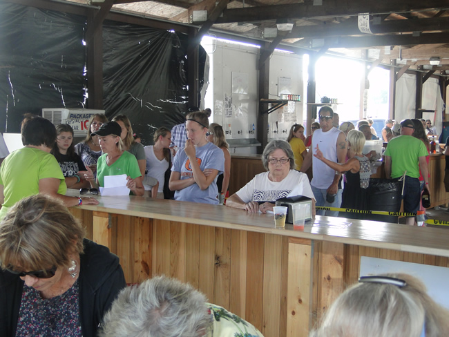 /pictures/CornRoast2014/Image060.jpg