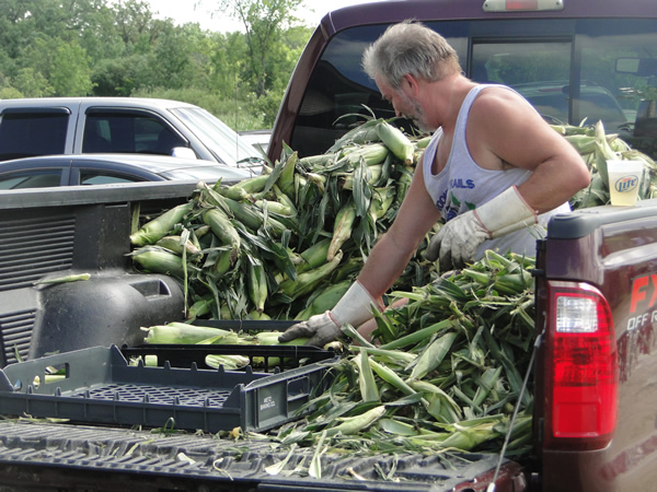 /pictures/CornRoast2016/DSC04942.jpg
