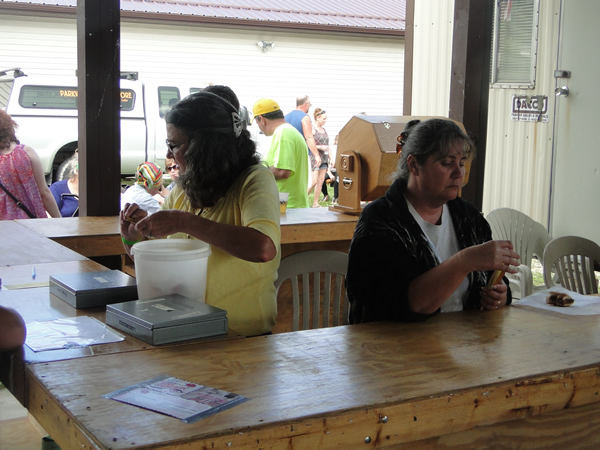 /pictures/CornRoast2016/DSC04948.jpg