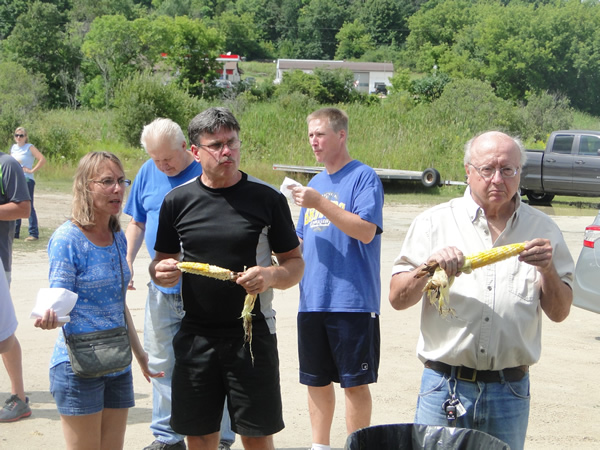 /pictures/CornRoast2016/DSC04954.jpg