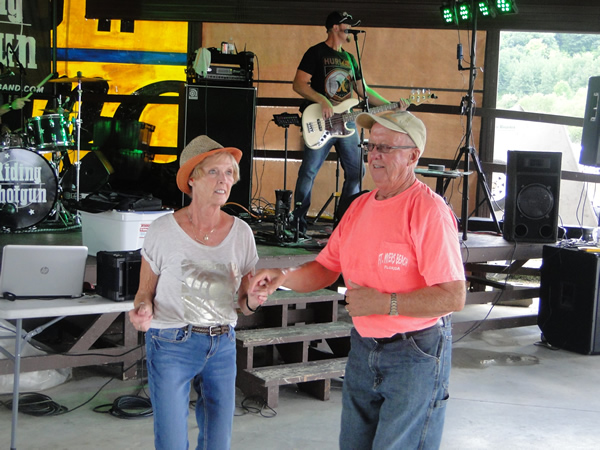 /pictures/CornRoast2016/DSC04990.jpg
