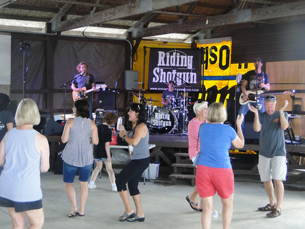 /pictures/CornRoast2016/DSC05007.jpg