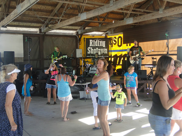 /pictures/CornRoast2016/DSC05040.jpg