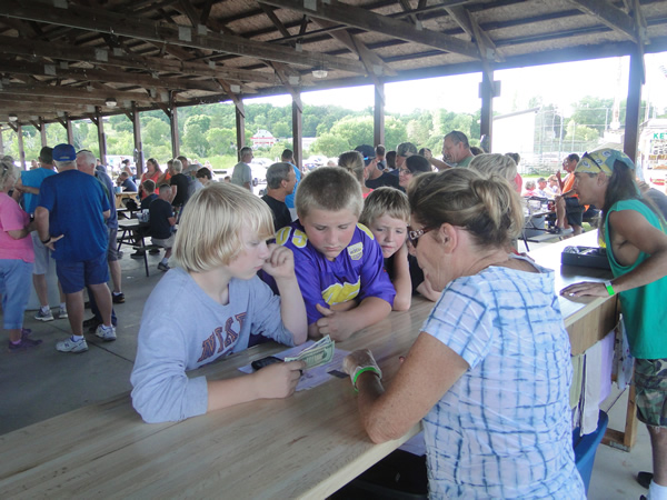 /pictures/CornRoast2016/DSC05052.jpg