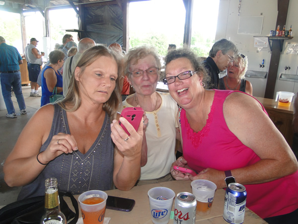 /pictures/CornRoast2016/DSC05056.jpg