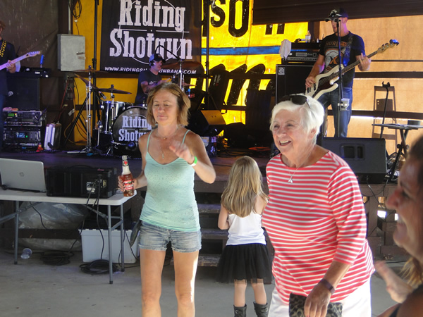 /pictures/CornRoast2016/DSC05060.jpg