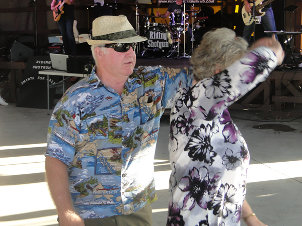 /pictures/CornRoast2016/DSC05073.jpg