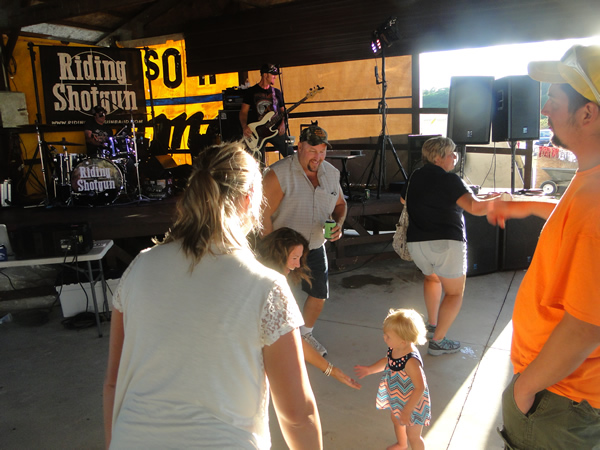 /pictures/CornRoast2016/DSC05096.jpg