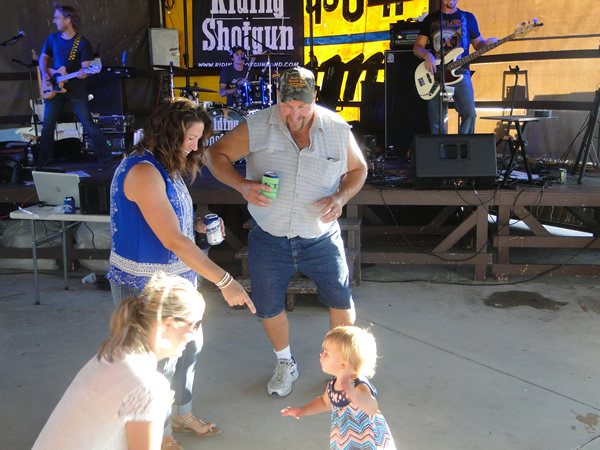 /pictures/CornRoast2016/DSC05098.jpg