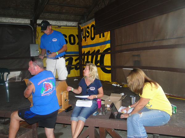 /pictures/CornRoast2016/DSC05106.jpg