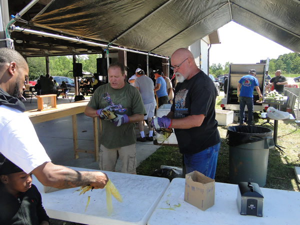 /pictures/CornRoast2017/DSC05736.jpg