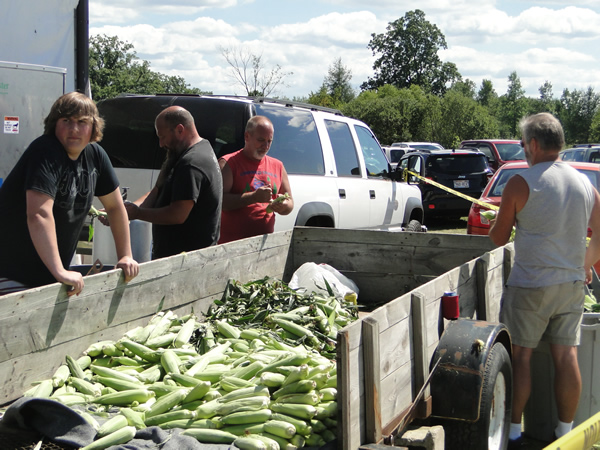 /pictures/CornRoast2017/DSC05741.jpg
