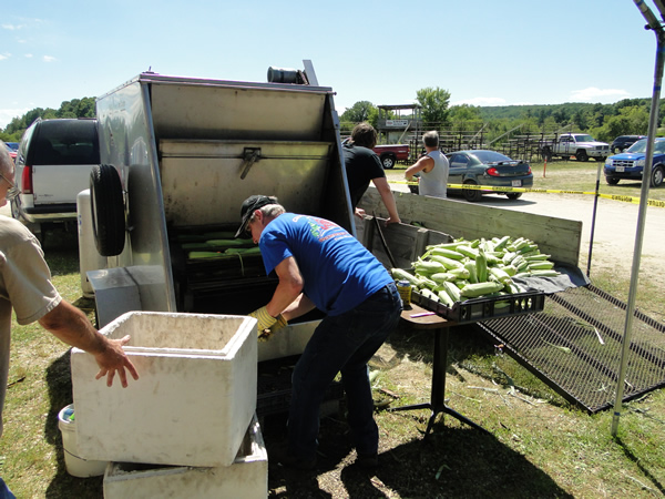 /pictures/CornRoast2017/DSC05742.jpg