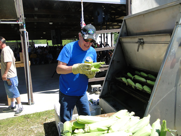 /pictures/CornRoast2017/DSC05744.jpg
