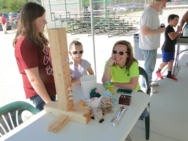 /pictures/CornRoast2017/DSC05755.jpg