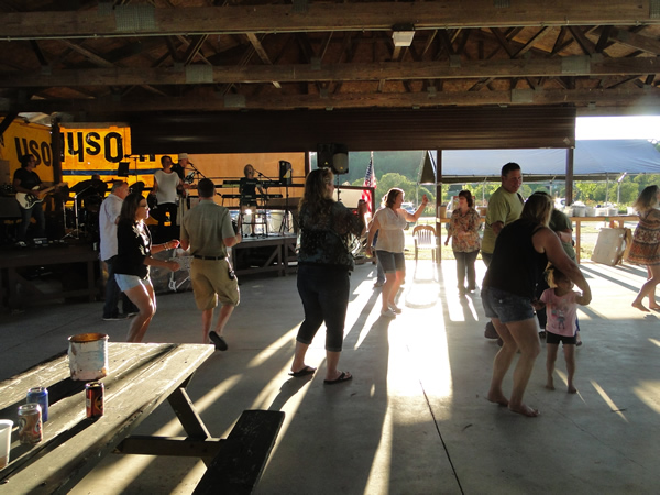 /pictures/CornRoast2017/DSC05888.jpg