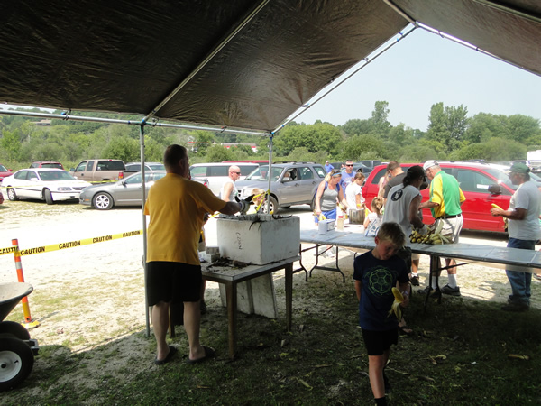 /pictures/CornRoast2018/DSC06159.jpg