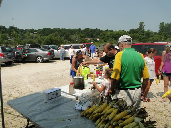 /pictures/CornRoast2018/DSC06161.jpg