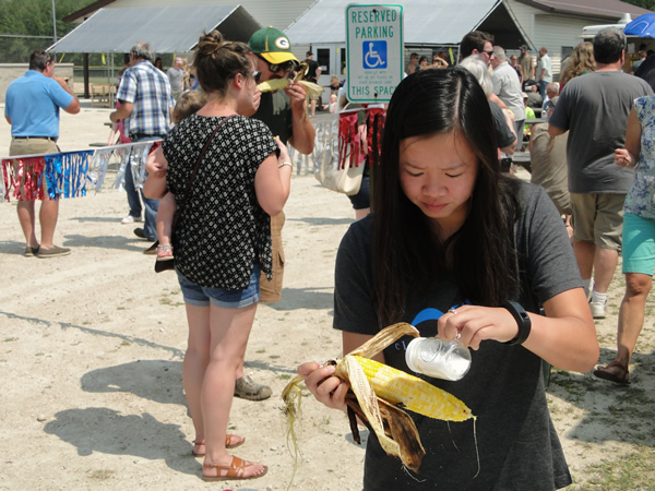 /pictures/CornRoast2018/DSC06176.jpg