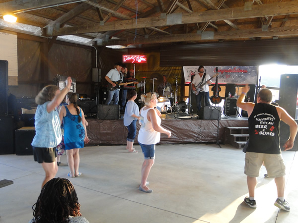 /pictures/CornRoast2018/DSC06332.jpg
