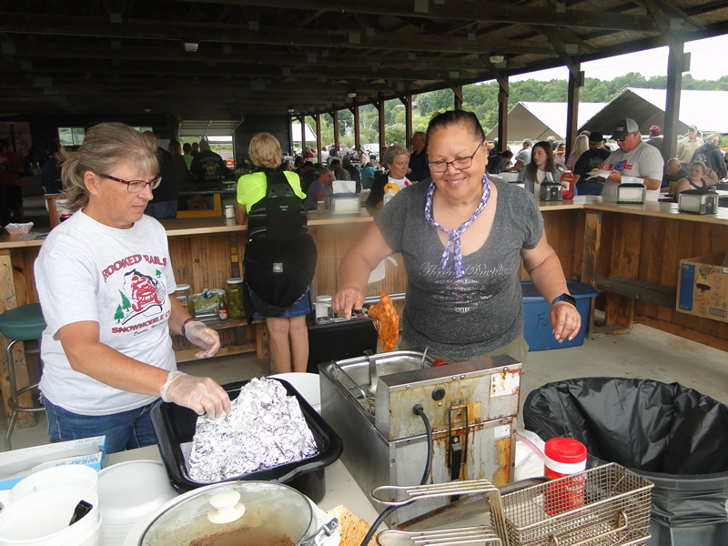 /pictures/CornRoast2022/DSC07237.jpg
