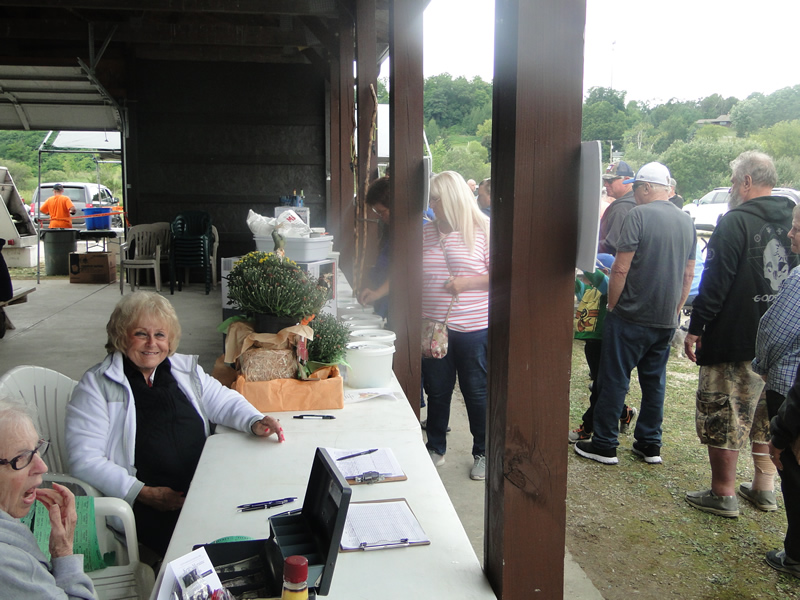 /pictures/CornRoast2022/DSC07260.jpg