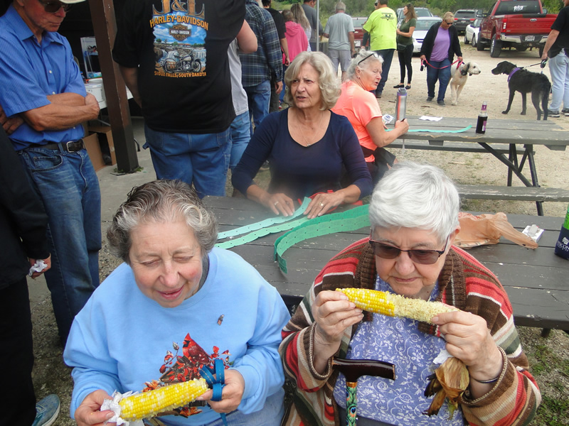 /pictures/CornRoast2022/DSC07267.jpg
