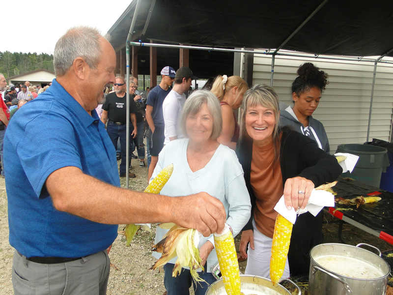 /pictures/CornRoast2022/DSC07297.jpg